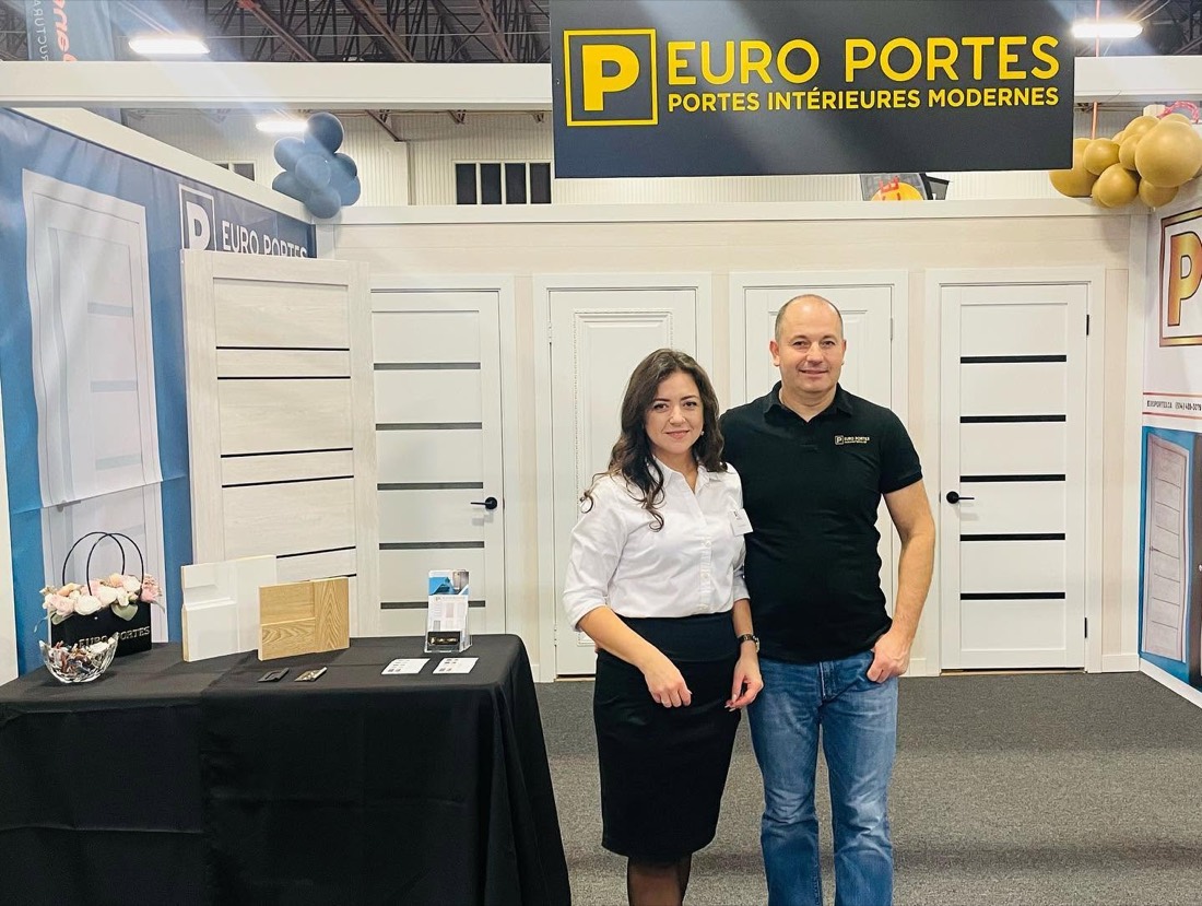 The Euro Portes team in front of its interior doors at a trade show